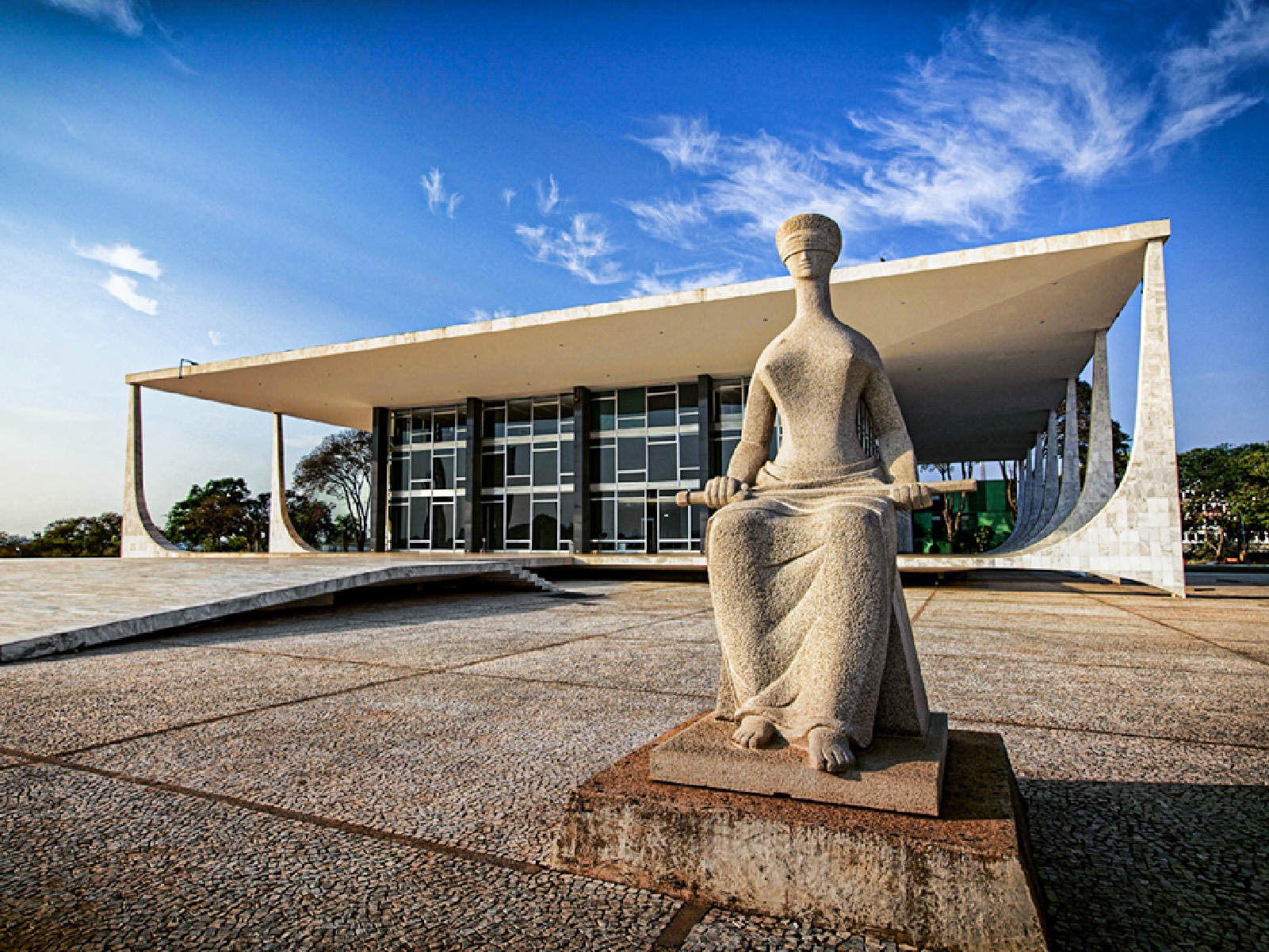 Imagem de destaque da notícia: STF suspende sanções da NR-1 e  abre conciliação sobre regras de riscos psicossociais no trabalho